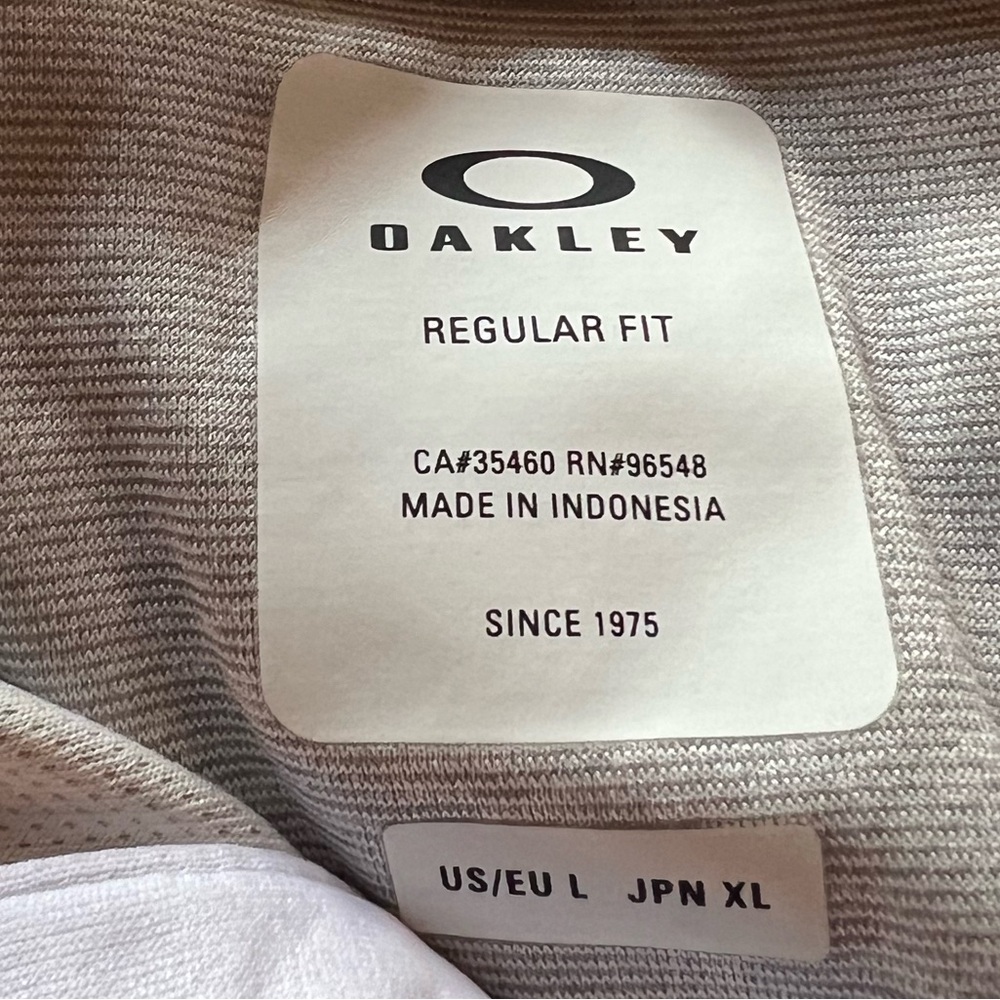 Mens US size large Oakley gray shirt. Never worn.